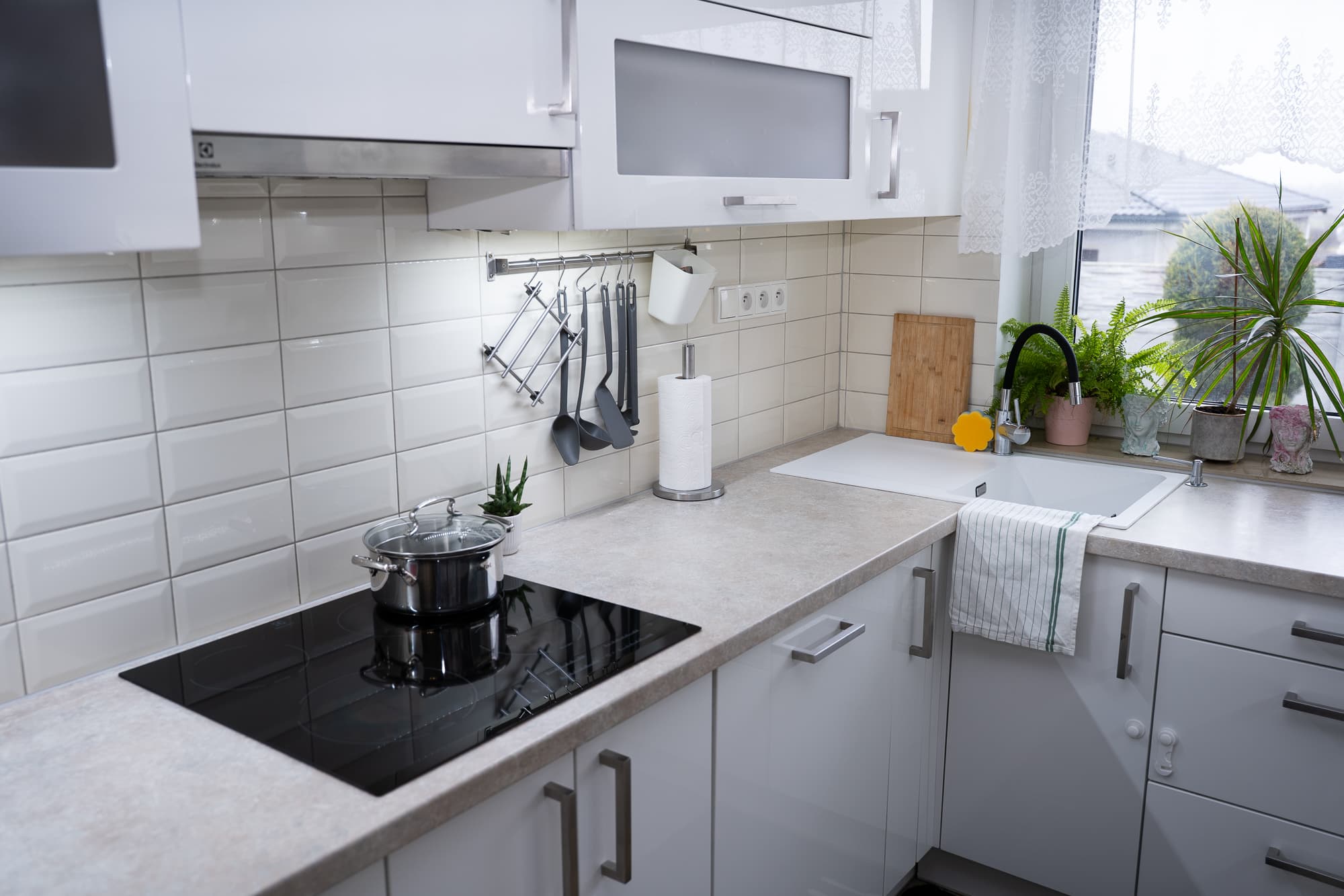 Blyštivě čistá kuchyň po profesionálním úklidu službou HOME GLOW